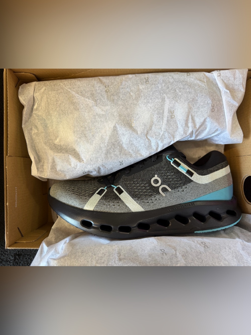 On Clouds Men's Cloudsurfer 2 Black and Flurry
size 8